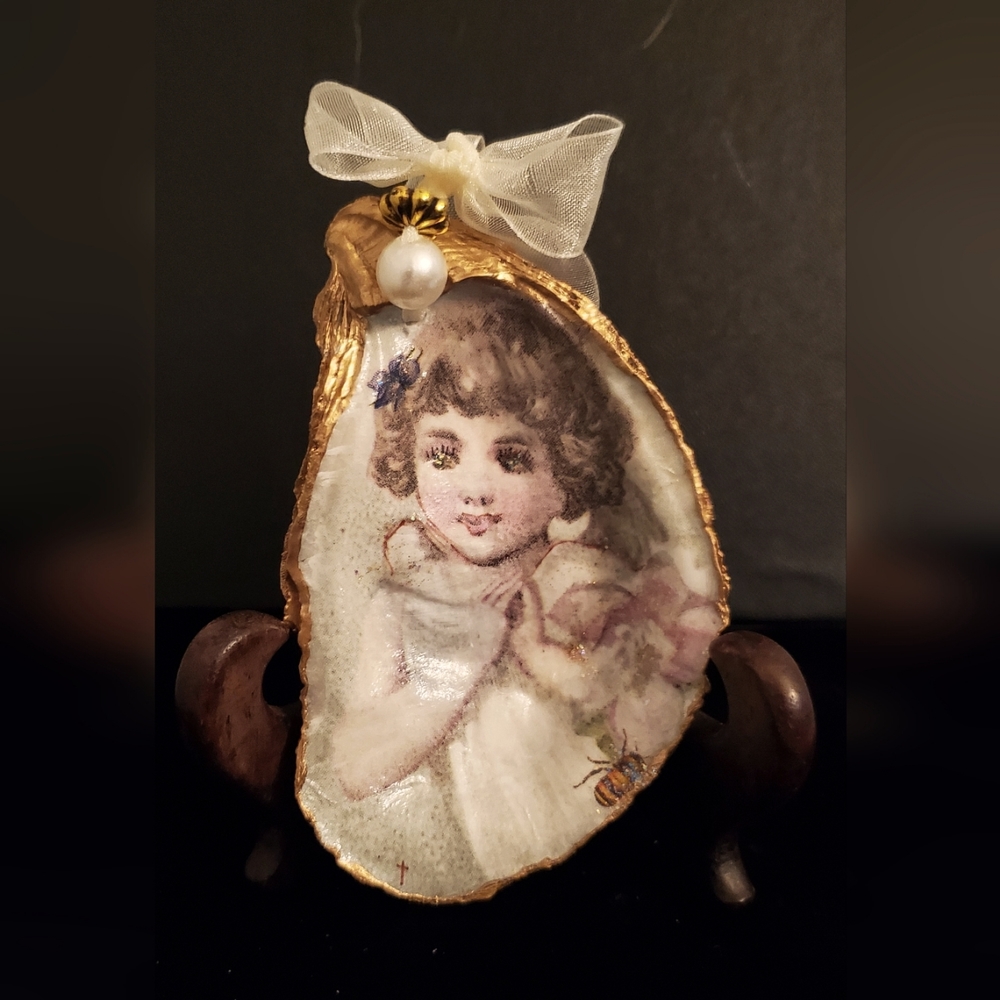 Oyster Shell Handcrafted in an Ornament Victorian Angel 💖⚜️💖